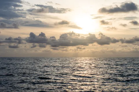 静かな海 4K壁紙 · ocean · 3840×2553