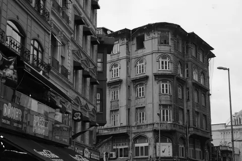 Papel de parede Rua da cidade velha 4K · architecture · 3840×2560