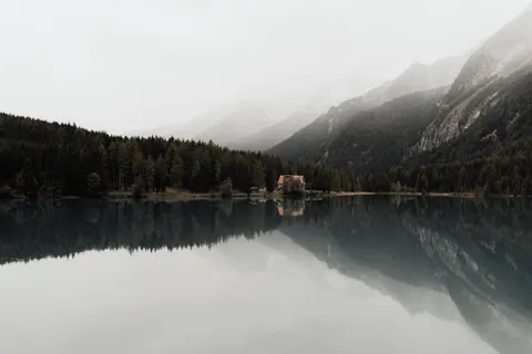 薄雾山湖 4K壁纸 · nature · 3840×2560