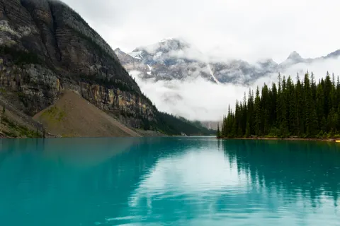 Fondo de pantalla Lago de montaña brumoso 4K · nature · 3840×2560