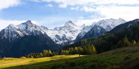Wallpaper Gunung Bersalju 4K · mountains · 3840×1920