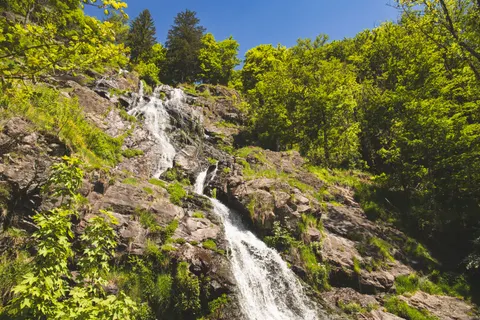 Vallei waterval 4K-achtergrond · mountains · 3840×2560