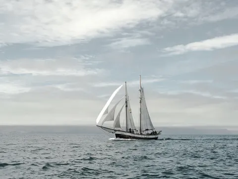 Fondo de pantalla Barco en el mar 4K · ocean · 3840×2880