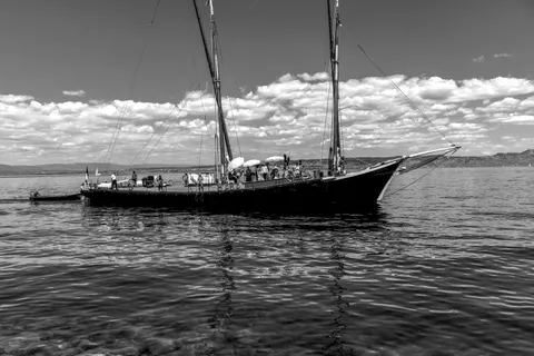 والپیپر قایق در دریا با کیفیت 4K · ocean · 3840×2558