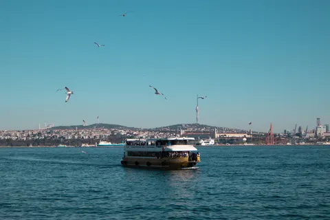 Denizde Tekne 4K Duvar Kağıdı · ocean · 3840×2560