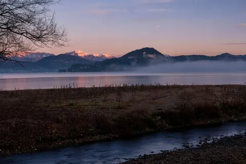 薄雾山湖 4K壁纸 · nature · 3840×2561