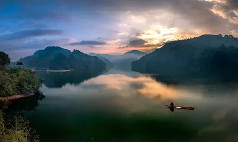 Fond d'écran Lac de montagne brumeux 4K · nature · 3840×2298
