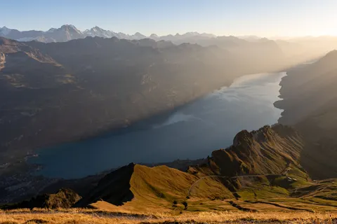 Fond d'écran Lac de montagne brumeux 4K · nature · 3840×2560