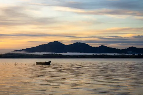 Fond d'écran Lac de montagne brumeux 4K · nature · 3840×2560