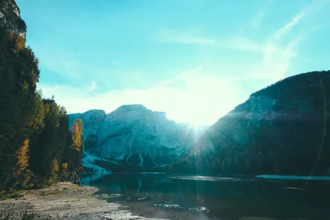 Nebliger Bergsee 4K Hintergrundbild · nature · 3840×2560