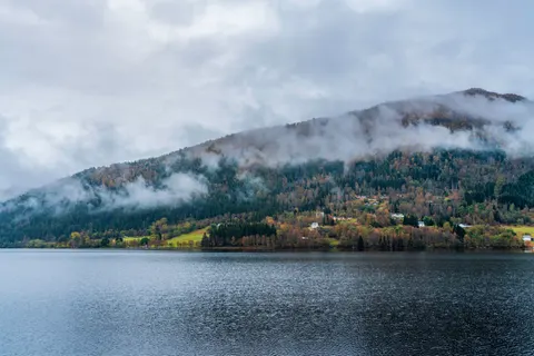 Fond d'écran Lac de montagne brumeux 4K · nature · 3840×2560