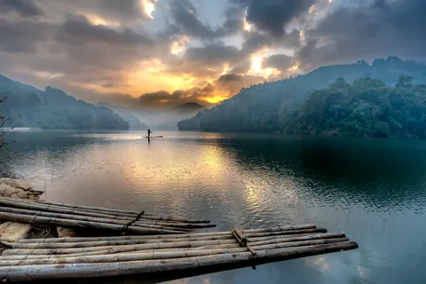 Обои Туманное горное озеро 4K · nature · 3840×2560
