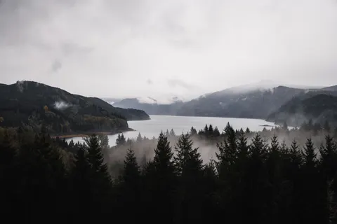 Nebliger Bergsee 4K Hintergrundbild · nature · 3840×2560