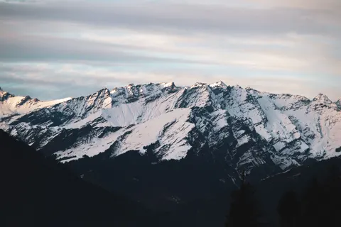 والپیپر قله برفی کوه با کیفیت 4K · mountains · 3840×2560