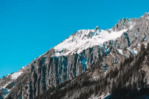 Tapeta Ośnieżony Szczyt Górski 4K · mountains · 3840×2560