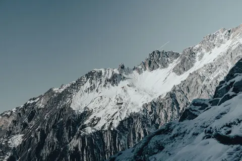 Tapeta Ośnieżony Szczyt Górski 4K · mountains · 3840×2560