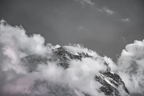 Fondo de pantalla Cima Nevada 4K · mountains · 3840×2560