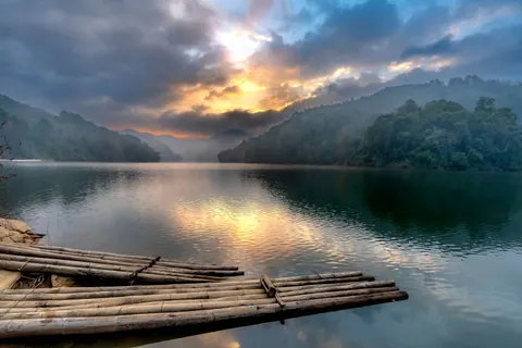 Misty Mountain Lake 4K Wallpaper · nature · 3840×2560