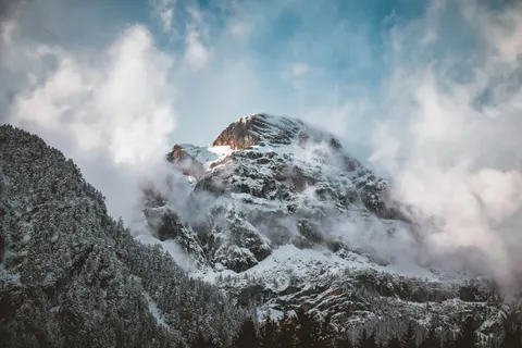 Tapeta Ośnieżony Szczyt Górski 4K · mountains · 3840×2560