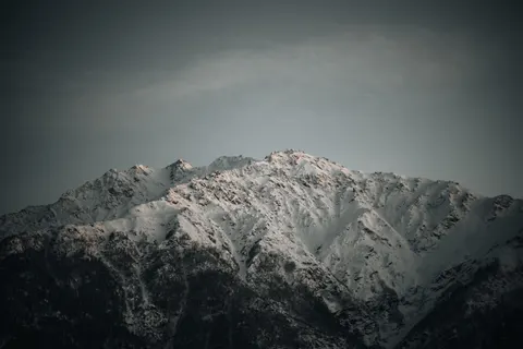 Fondo de pantalla Cima Nevada 4K · mountains · 3840×2560