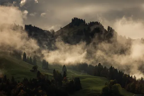 Fond d'écran Lac de montagne brumeux 4K · nature · 3840×2560