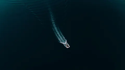 Tapeta Łódź na Morzu 4K · ocean · 3840×2160