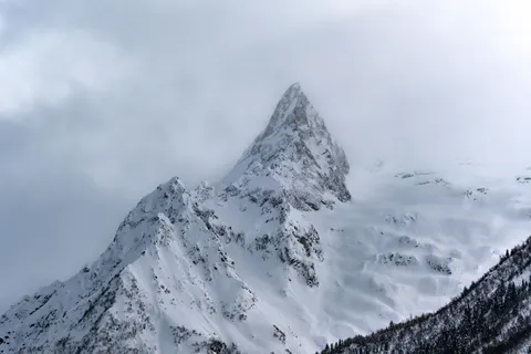 والپیپر قله برفی کوه با کیفیت 4K · mountains · 3840×2560