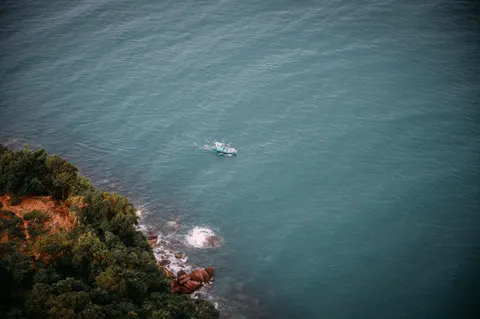 والپیپر قایق در دریا با کیفیت 4K · ocean · 3840×2555