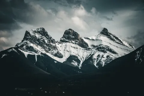 Snowy Mountain Peak 4K Wallpaper · mountains · 3840×2560