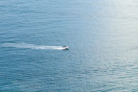 والپیپر قایق در دریا با کیفیت 4K · ocean · 3840×2561