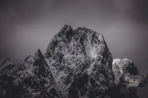Fondo de pantalla Cima Nevada 4K · mountains · 3840×2560
