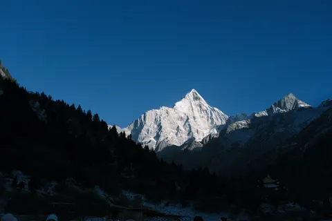 والپیپر قله برفی کوه با کیفیت 4K · mountains · 3840×2560