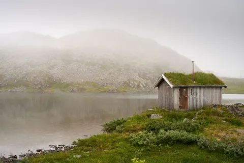 Misty Mountain Lake 4K Wallpaper · nature · 3840×2561