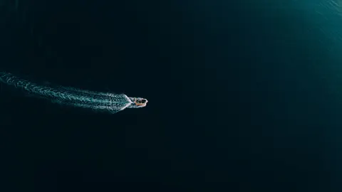 Tapeta Łódź na Morzu 4K · ocean · 3840×2160