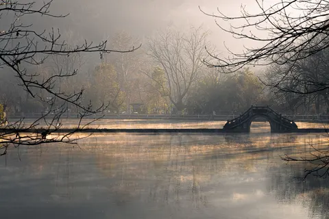 Nebliger Bergsee 4K Hintergrundbild · nature · 3840×2560