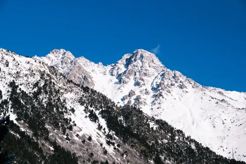Fond d'écran Pic montagneux enneigé 4K · mountains · 3840×2560