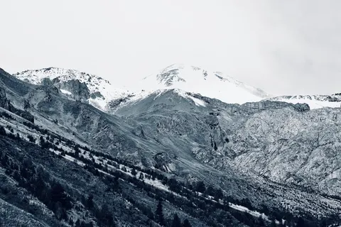 Tapeta Ośnieżony Szczyt Górski 4K · mountains · 3840×2560