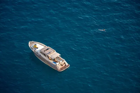 والپیپر قایق در دریا با کیفیت 4K · ocean · 3840×2560