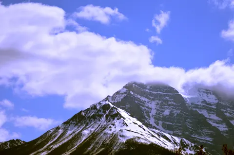 बर्फीली पर्वत चोटी 4K वॉलपेपर · mountains · 3840×2553