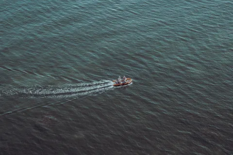 والپیپر قایق در دریا با کیفیت 4K · ocean · 3840×2560