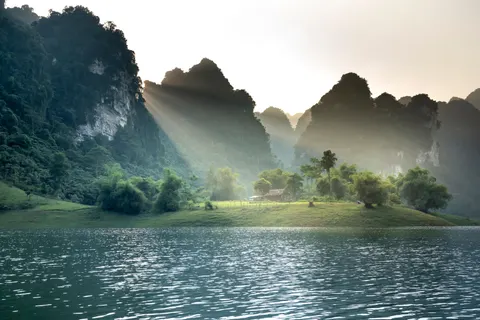 薄雾山湖 4K壁纸 · nature · 3840×2561