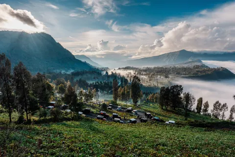Fond d'écran Lac de montagne brumeux 4K · nature · 3840×2560
