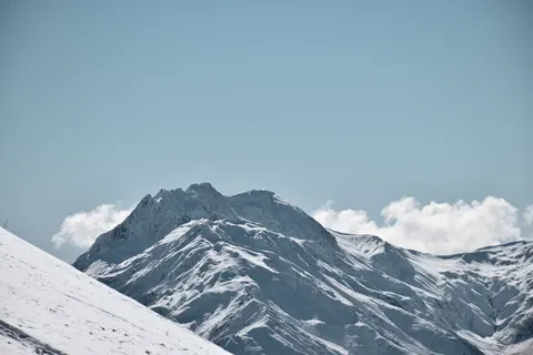 Fondo de pantalla Cima Nevada 4K · mountains · 3840×2560