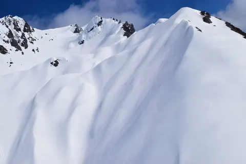 Fondo de pantalla Cima Nevada 4K · mountains · 3840×2560