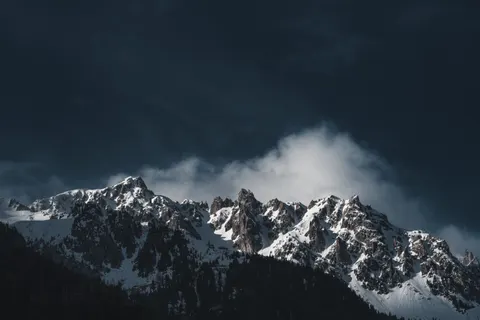Tapeta Ośnieżony Szczyt Górski 4K · mountains · 3840×2560