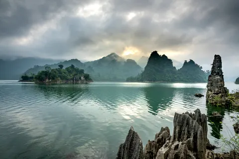Misty Mountain Lake 4K Wallpaper · nature · 3840×2561