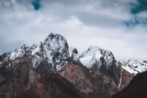 雪山之巅 4K壁纸 · mountains · 3840×2560