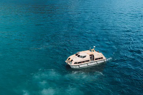 والپیپر قایق در دریا با کیفیت 4K · ocean · 3840×2560