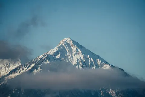 बर्फीली पर्वत चोटी 4K वॉलपेपर · mountains · 3840×2560
