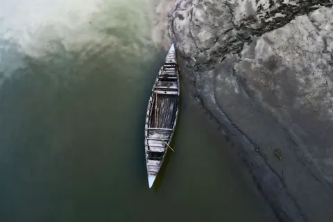 والپیپر قایق در دریا با کیفیت 4K · ocean · 3840×2560